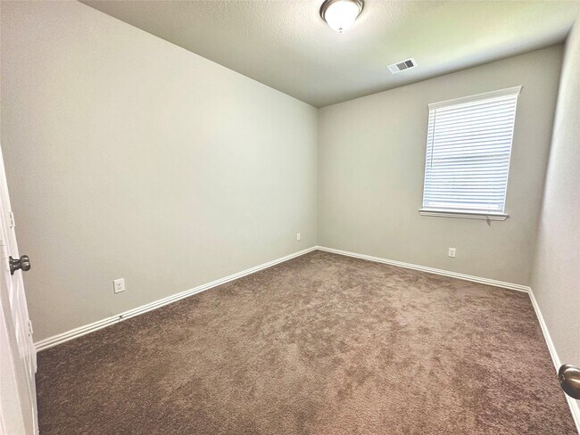 Building Photo - 8319 Divot Trce