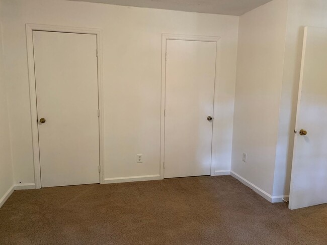 Building Photo - 2 BEDROOM TOWNHOME NEAR CRABTREE-DECK-SHAD...
