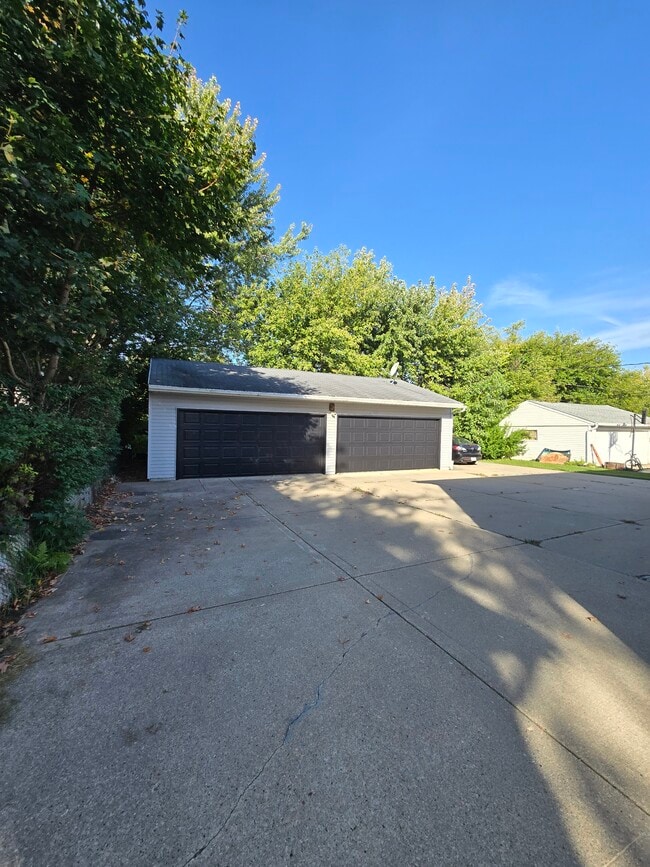 Building Photo - 5841 S Illinois Ave