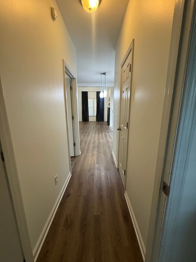 Building Photo - 1343 Island Pl E