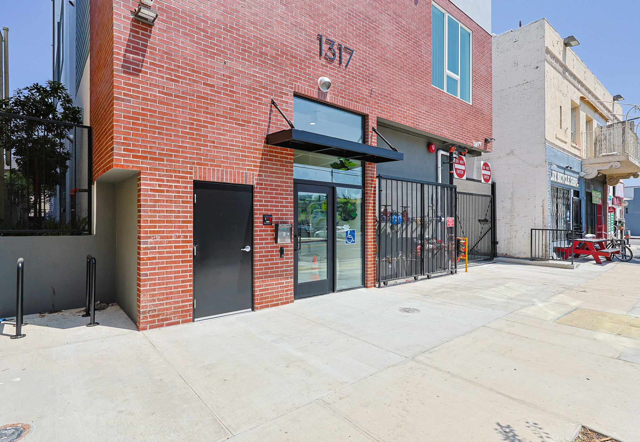 Building Photo - 1317 W Jefferson Blvd