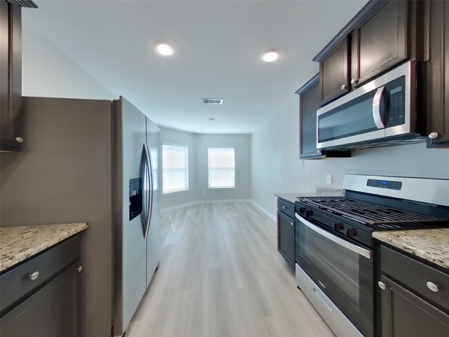Building Photo - 23020 Shakespeare Dr