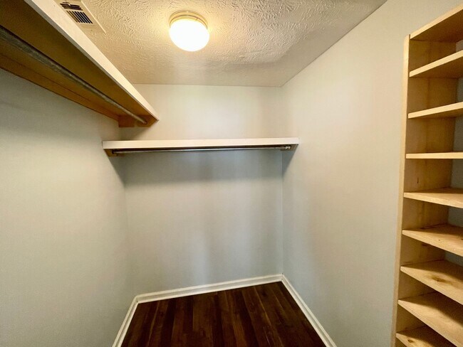 Building Photo - 3/2 For Rent in Brandon 047!