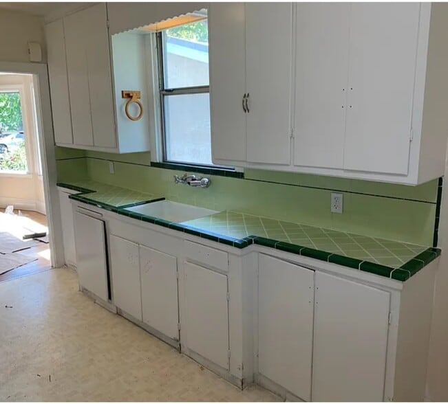 Kitchen - 4315 Essex St