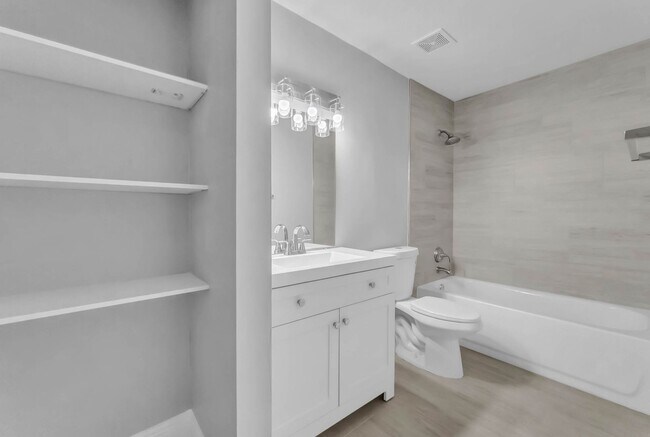 Building Photo - Newly Renovated Ground Floor Condo in Gate...
