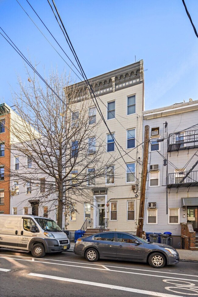 Building Photo - 309 Monroe St