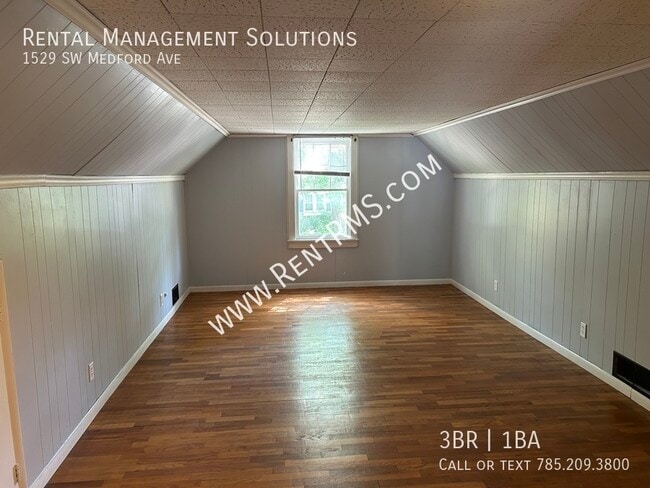 Building Photo - 1529 SW Medford Ave