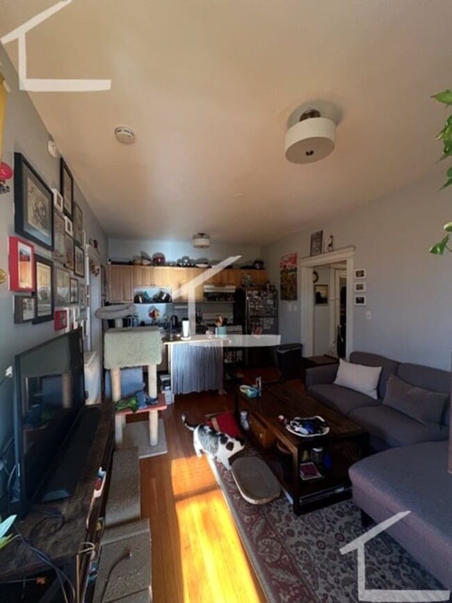 Building Photo - Gorgeous sunny apartment available now due to a lease break - great deal!