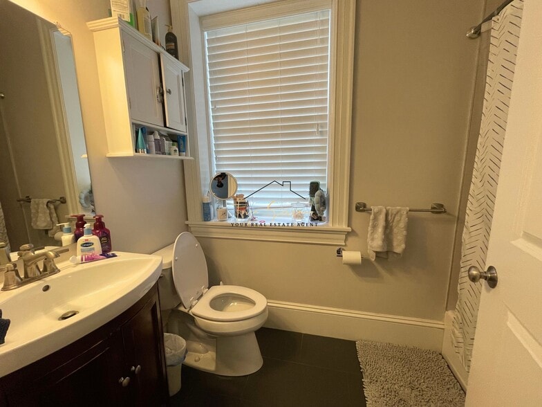 Building Photo - 2044 Beacon St