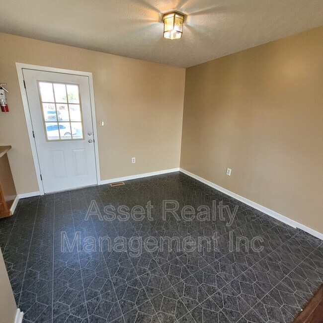 Building Photo - 1685 Meadow Spring Dr