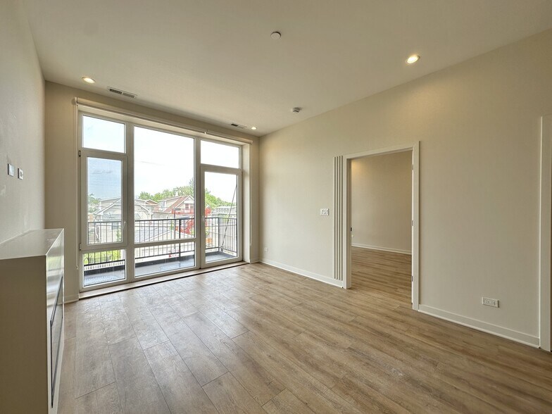 Building Photo - 6340 W Belmont Ave