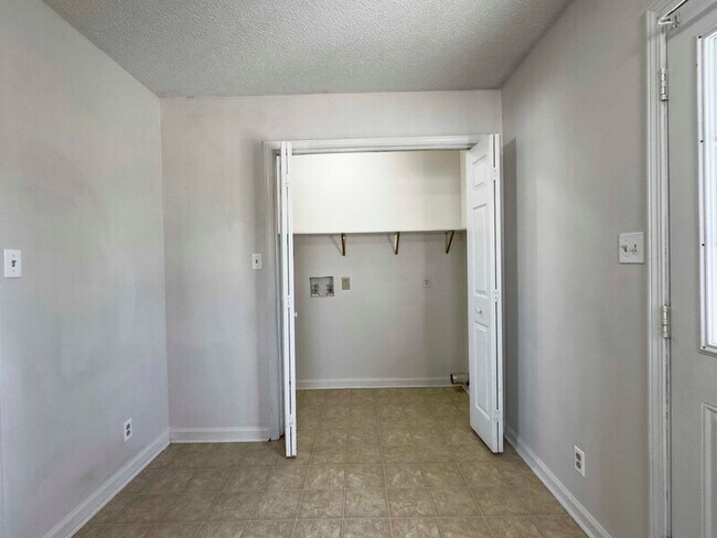 Building Photo - 1028 Bush Ave