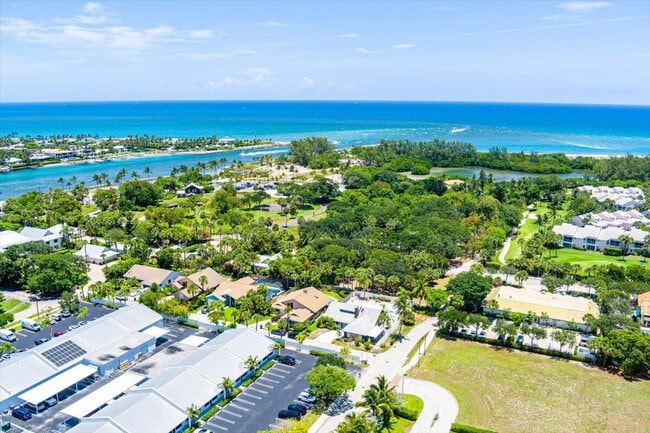 Building Photo - 901 Sandy Oaks Dr