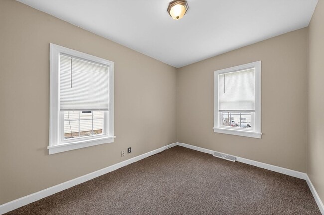 Building Photo - Updated Charming 2BR House in Plain Twp/Canton
