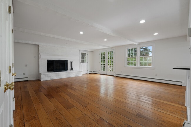 Building Photo - 486 Deercliff Rd