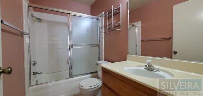 Building Photo - Cozy 2 bedroom 2 Bath home near Stowell and Broadway!