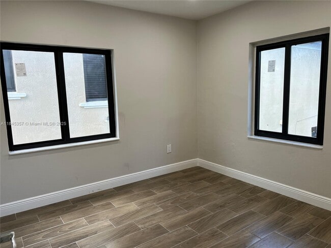 Building Photo - 1136 SW 12th Ct