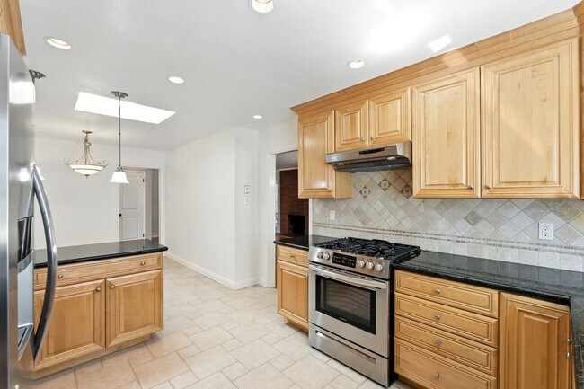 Building Photo - Spacious 2BD/2BA Home with Bonus Huge Room...
