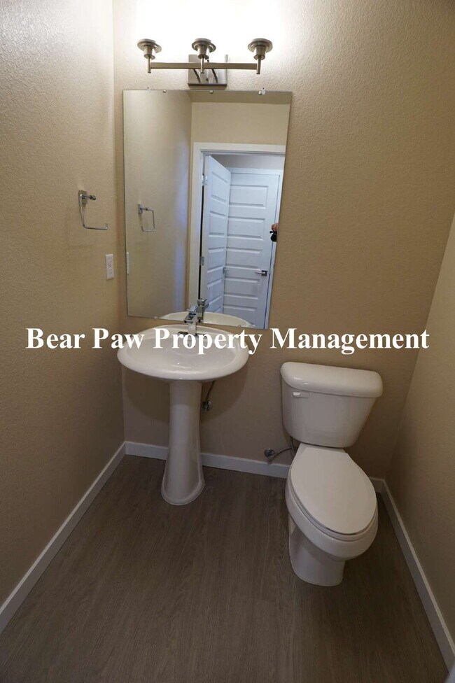 Building Photo - Newer Townhome in Lakewood!!