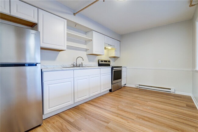 Building Photo - 404 Main St