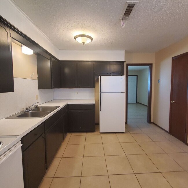 Building Photo - 2429 N Market Ave