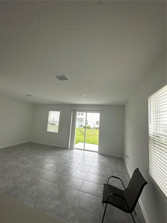 Building Photo - 3063 Chantilly Dr