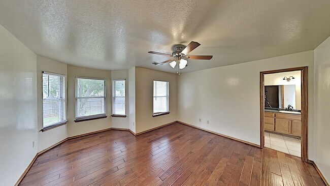 Building Photo - A Beautiful Spacious 3 Bedroom 2 Bathroom Home in Mustang Schools