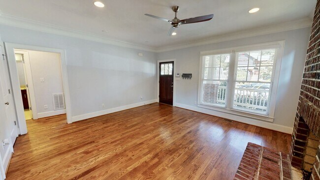 Building Photo - 2213 Roslyn Ave