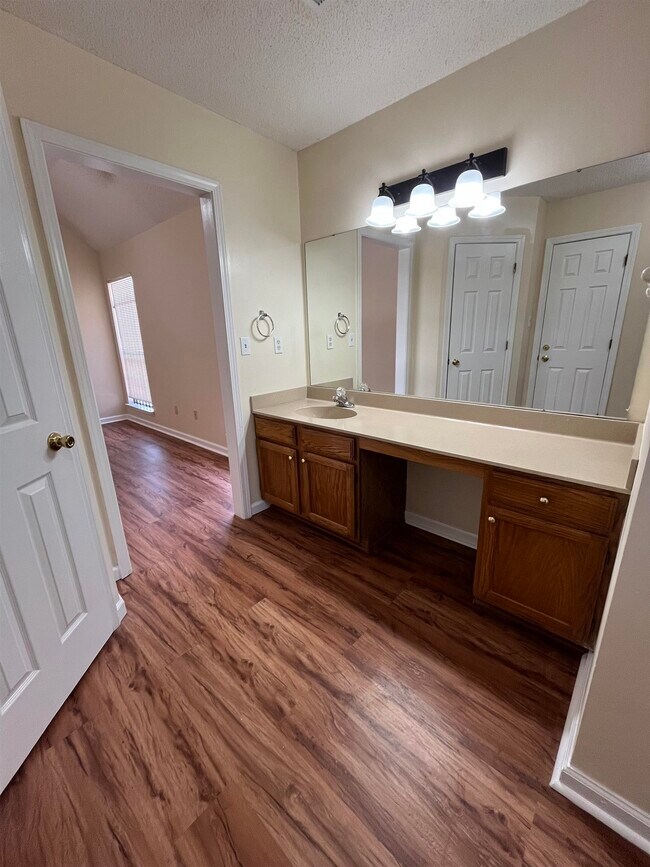Building Photo - 4558 Kings Grant Dr