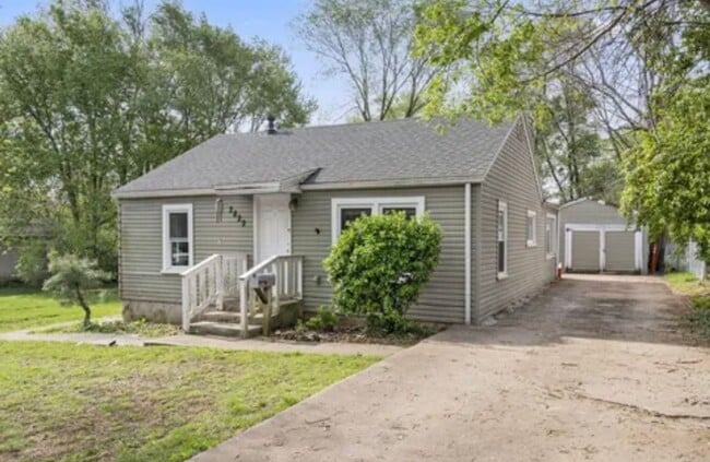Building Photo - 3 Bedroom | 1 Bathroom | 1 Car Detached Garage | Pets Welcome!