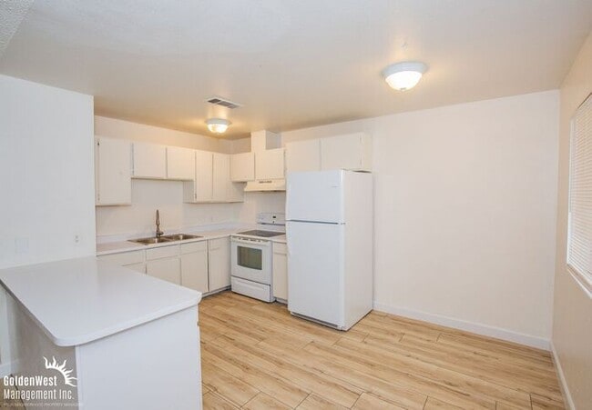 Building Photo - Renovated 2Bdm 1Ba Upstairs Apartment in Convenient Las Vegas Location - MI Special