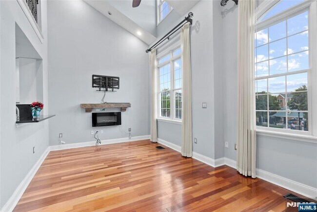 Building Photo - 169 Price 169