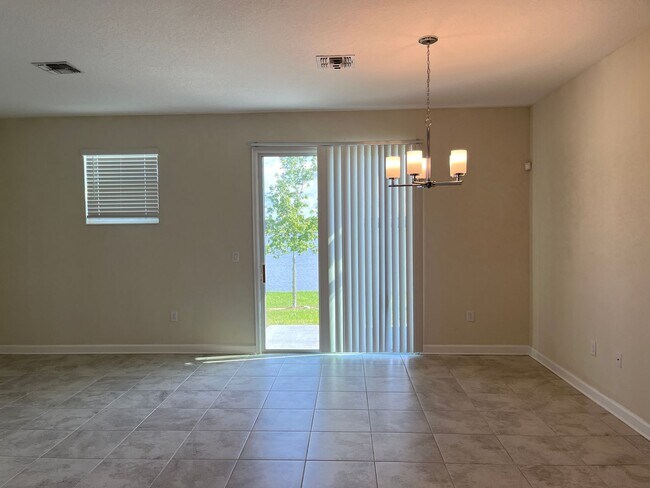 Building Photo - 3 bed 2.5 bath townhouse