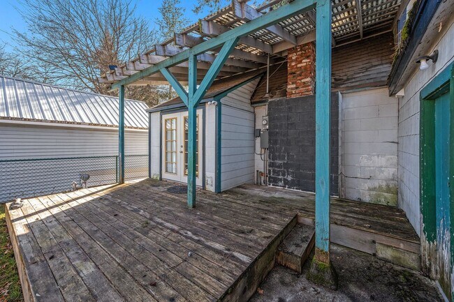 Building Photo - Sanders Beach home 3 bed 2 bath with second living room