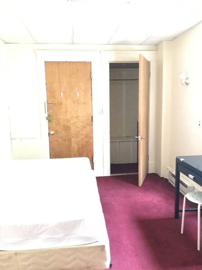 Building Photo - 7 Bedroom 3 Bathroom Unit with Updates! Available May 16th 2026