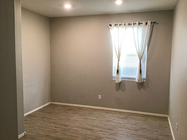 Building Photo - Clean, 3 Bdrm + Den, 2 Bath, 1842 sq/ft in...