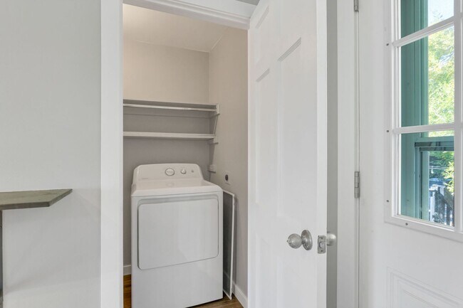 Building Photo - Newly Remodeled 2 Bed, 1 Bath Condo in the Goldsmith Neighborhood!