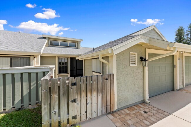 Building Photo - 1431 SE Berwick Ct