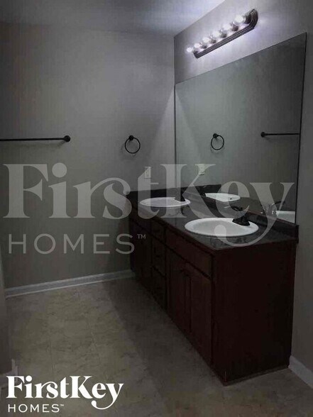 Building Photo - 260 Village Broad St