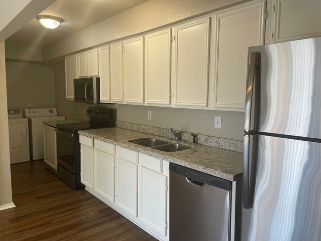 Building Photo - AUGUST 2026 PRE-LEASE  Spacious Updated 2 ...