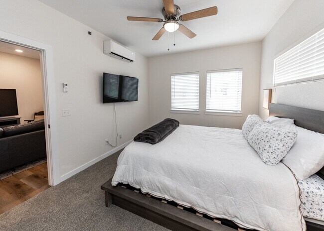 Building Photo - Top Floor 1 Bed with amazing Mt. Views near Nature