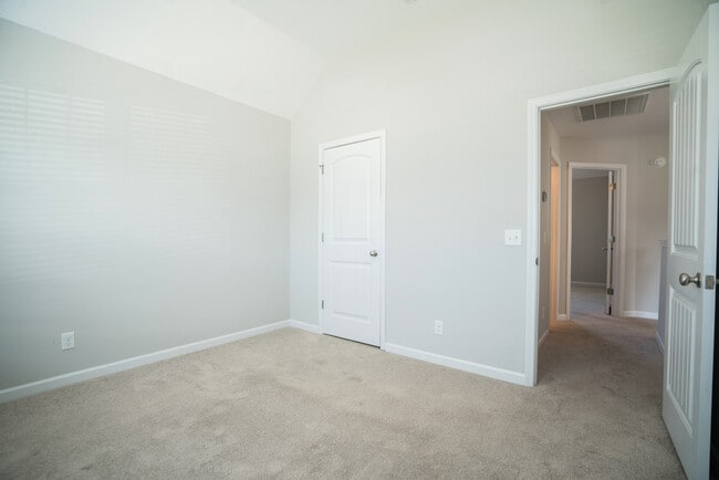 Building Photo - 647 Red Oak Ln