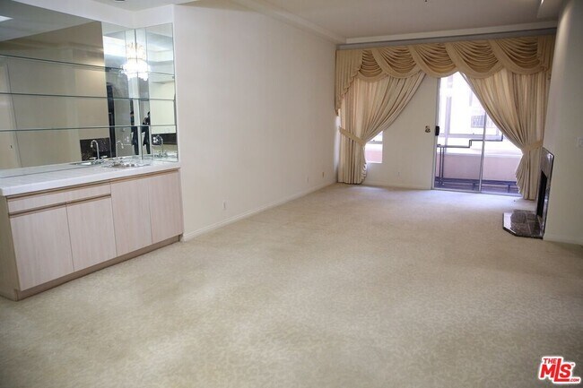 Building Photo - 4830 Elmwood Ave