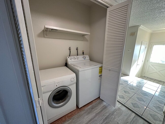 Building Photo - Updated Townhome with River Access and Bea...