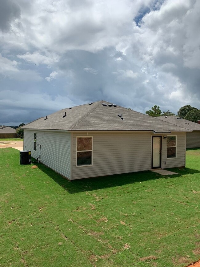 Building Photo - Don’t Miss This — Pre-Leasing 3-Bed, 2-Bath Home in Lakeside Cottages