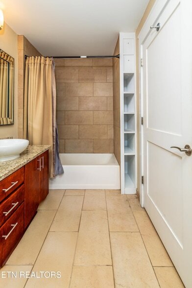 Building Photo - 400 W Church Ave