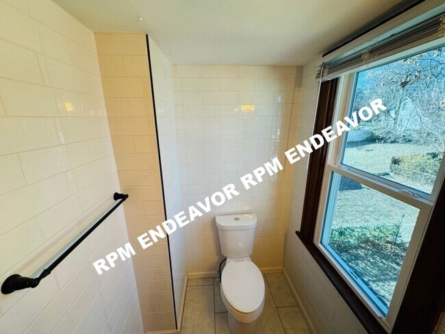 Building Photo - Downtown St. Charles 4BR Home | Walk to Main Street | Garage + Yard