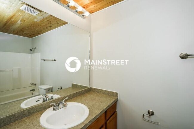 Building Photo - 3 Bedroom Pet-Friendly Home in LOUISVILLE, KY with Main Street Renewal
