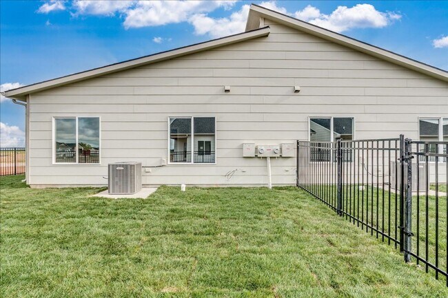 Building Photo - 15413 W Josephine St
