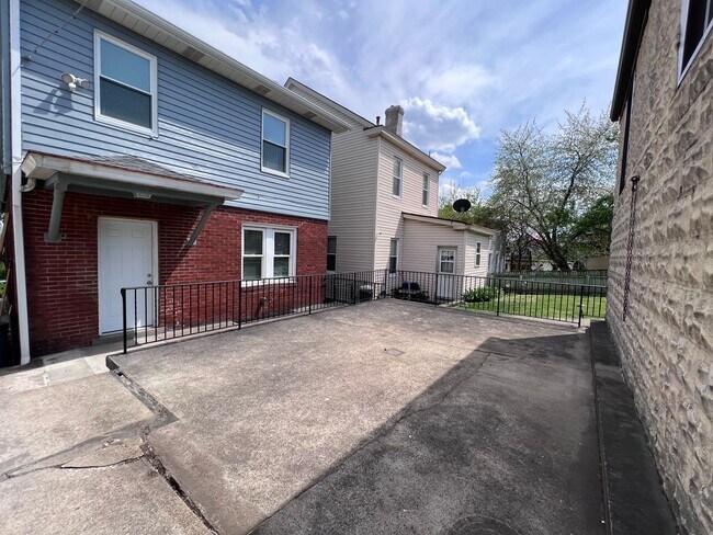 Building Photo - Updated 2BR house with Garage!